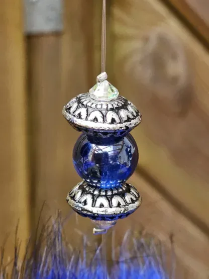 Schwemmholz Girlande Dekohänger Traumfänger Sonnenfänger mit dunkelblauen Pompons blauen Glasperlen Auge Fatimas diverse Formen von blauen Lampwork Perlen silberne Acryl Tibetperlen Perlkappen Metallperlen