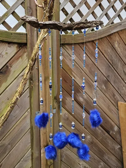 Schwemmholz Girlande Dekohänger Traumfänger Sonnenfänger mit dunkelblauen Pompons blauen Glasperlen Auge Fatimas diverse Formen von blauen Lampwork Perlen silberne Acryl Tibetperlen Perlkappen Metallperlen