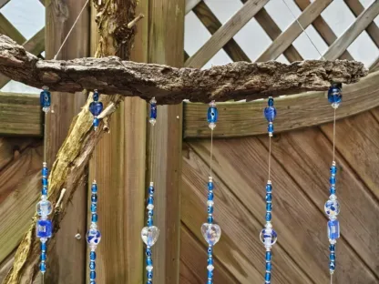 Schwemmholz Girlande Dekohänger Traumfänger Sonnenfänger mit dunkelblauen Pompons blauen Glasperlen Auge Fatimas diverse Formen von blauen Lampwork Perlen silberne Acryl Tibetperlen Perlkappen Metallperlen