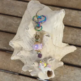 Schlüsselanhänger mit Einhorn mit weissem Anhänger mit gelb, blau und rosa Blumen Kashmiriperle in lila gold grüne Glanzperlen violette und hellbraune Glasperle