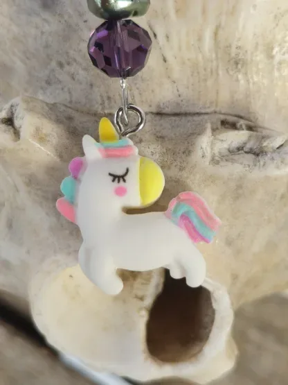 Schlüsselanhänger mit Einhorn mit weissem Anhänger mit gelb, blau und rosa Blumen Kashmiriperle in lila gold grüne Glanzperlen violette und hellbraune Glasperle