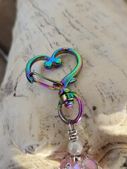 Schlüsselanhänger mit Einhorn mit weissem Anhänger mit gelb, blau und rosa Blumen Kashmiriperle in rosa facettierte weisse Glasperlen silberne Metallperlen