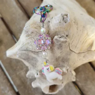 Schlüsselanhänger mit Einhorn mit weissem Anhänger mit gelb, blau und rosa Blumen Kashmiriperle in rosa facettierte weisse Glasperlen silberne Metallperlen