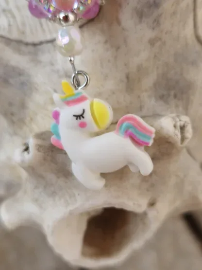Schlüsselanhänger mit Einhorn mit weissem Anhänger mit gelb, blau und rosa Blumen Kashmiriperle in rosa facettierte weisse Glasperlen silberne Metallperlen