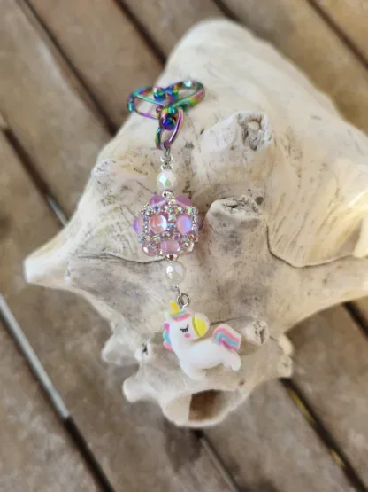 Schlüsselanhänger mit Einhorn mit weissem Anhänger mit gelb, blau und rosa Blumen Kashmiriperle in rosa facettierte weisse Glasperlen silberne Metallperlen