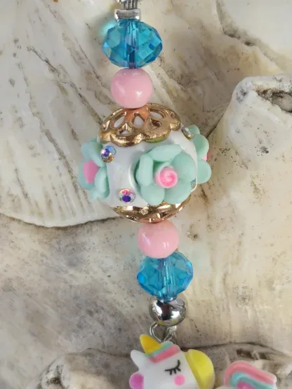 Schlüsselanhänger mit Einhorn mit weissem Anhänger mit gelb, blau und rosa Blumen Kashmiriperle in weiss mintgrün rosa & silberne Acrylperlen blaue Glasperlen