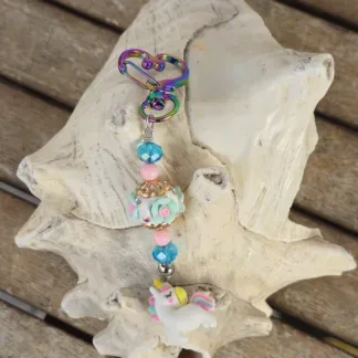 Schlüsselanhänger mit Einhorn mit weissem Anhänger mit gelb, blau und rosa Blumen Kashmiriperle in weiss mintgrün rosa & silberne Acrylperlen blaue Glasperlen