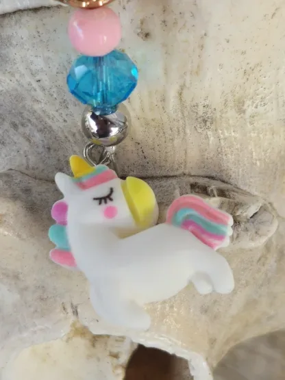 Schlüsselanhänger mit Einhorn mit weissem Anhänger mit gelb, blau und rosa Blumen Kashmiriperle in weiss mintgrün rosa & silberne Acrylperlen blaue Glasperlen
