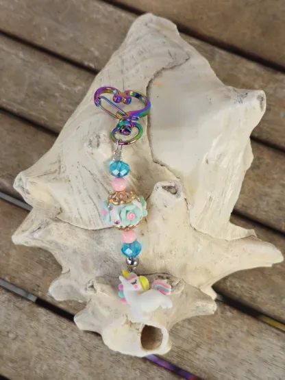 Schlüsselanhänger mit Einhorn mit weissem Anhänger mit gelb, blau und rosa Blumen Kashmiriperle in weiss mintgrün rosa & silberne Acrylperlen blaue Glasperlen