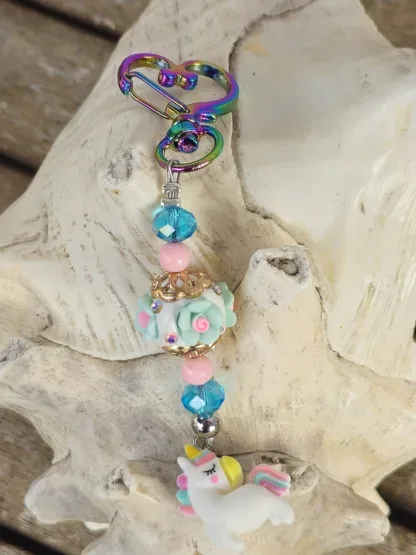 Schlüsselanhänger mit Einhorn mit weissem Anhänger mit gelb, blau und rosa Blumen Kashmiriperle in weiss mintgrün rosa & silberne Acrylperlen blaue Glasperlen