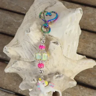 Schlüsselanhänger mit Einhorn mit weissem Anhänger mit gelb, blau und rosa Blumen Kashmiriperle in zitronengelb & Strasssteinchen pinke & silberne Acrylperlen Perlkappen
