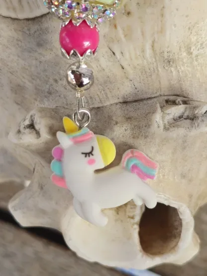 Schlüsselanhänger mit Einhorn mit weissem Anhänger mit gelb, blau und rosa Blumen Kashmiriperle in zitronengelb & Strasssteinchen pinke & silberne Acrylperlen Perlkappen