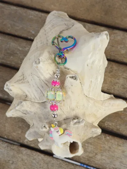 Schlüsselanhänger mit Einhorn mit weissem Anhänger mit gelb, blau und rosa Blumen Kashmiriperle in zitronengelb & Strasssteinchen pinke & silberne Acrylperlen Perlkappen