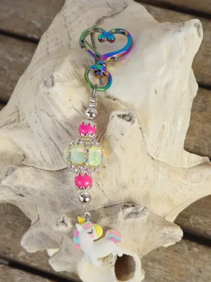 Schlüsselanhänger mit Einhorn mit weissem Anhänger mit gelb, blau und rosa Blumen Kashmiriperle in zitronengelb & Strasssteinchen pinke & silberne Acrylperlen Perlkappen