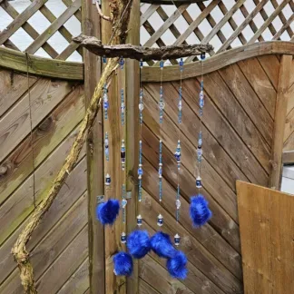 Schwemmholz Girlande Dekohänger Traumfänger Sonnenfänger mit dunkelblauen Pompons blauen Glasperlen Auge Fatimas diverse Formen von blauen Lampwork Perlen silberne Acryl Tibetperlen Perlkappen Metallperlen