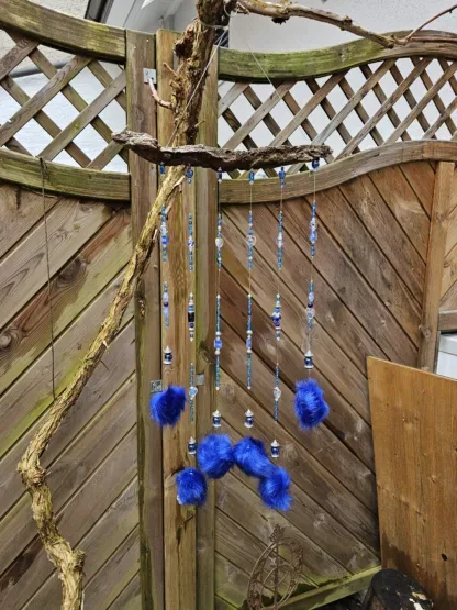 Schwemmholz Girlande Dekohänger Traumfänger Sonnenfänger mit dunkelblauen Pompons blauen Glasperlen Auge Fatimas diverse Formen von blauen Lampwork Perlen silberne Acryl Tibetperlen Perlkappen Metallperlen