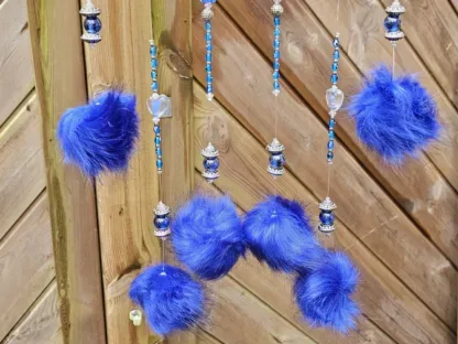 Schwemmholz Girlande Dekohänger Traumfänger Sonnenfänger mit dunkelblauen Pompons blauen Glasperlen Auge Fatimas diverse Formen von blauen Lampwork Perlen silberne Acryl Tibetperlen Perlkappen Metallperlen
