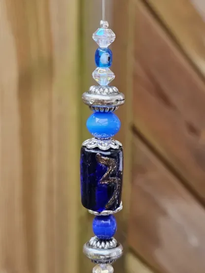 Schwemmholz Girlande Dekohänger Traumfänger Sonnenfänger mit dunkelblauen Pompons blauen Glasperlen Auge Fatimas diverse Formen von blauen Lampwork Perlen silberne Acryl Tibetperlen Perlkappen Metallperlen