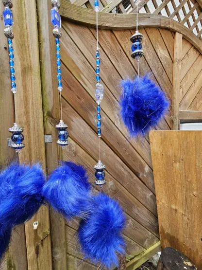 Schwemmholz Girlande Dekohänger Traumfänger Sonnenfänger mit dunkelblauen Pompons blauen Glasperlen Auge Fatimas diverse Formen von blauen Lampwork Perlen silberne Acryl Tibetperlen Perlkappen Metallperlen