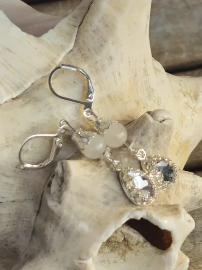 Silber Ohrringe Ohrhänger mit weissen Preciosa Tropfen Kristallen eingefasst in 925 Sterling Silber Brezel Brisuren ebenso aus Silber weisser Achat mit Silber Perlkappen und Perlkapphütchen