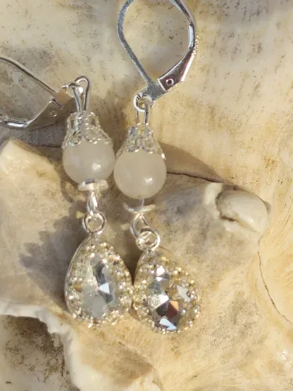 Silber Ohrringe Ohrhänger mit weissen Preciosa Tropfen Kristallen eingefasst in 925 Sterling Silber Brezel Brisuren ebenso aus Silber weisser Achat mit Silber Perlkappen und Perlkapphütchen