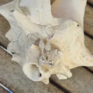 Silber Ohrringe Ohrhänger mit weissen Preciosa Tropfen Kristallen eingefasst in 925 Sterling Silber Brezel Brisuren ebenso aus Silber weisser Achat mit Silber Perlkappen und Perlkapphütchen