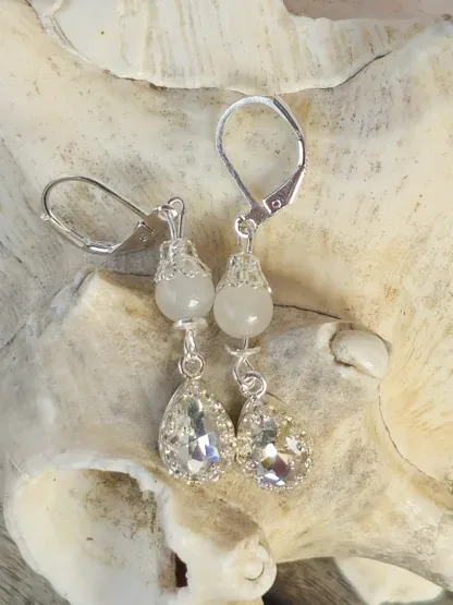 Silber Ohrringe Ohrhänger mit weissen Preciosa Tropfen Kristallen eingefasst in 925 Sterling Silber Brezel Brisuren ebenso aus Silber weisser Achat mit Silber Perlkappen und Perlkapphütchen