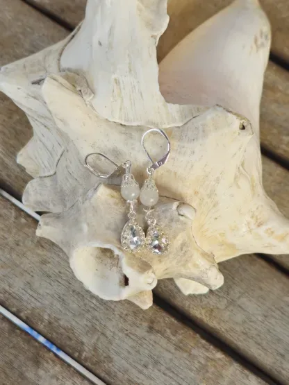 Silber Ohrringe Ohrhänger mit weissen Preciosa Tropfen Kristallen eingefasst in 925 Sterling Silber Brezel Brisuren ebenso aus Silber weisser Achat mit Silber Perlkappen und Perlkapphütchen