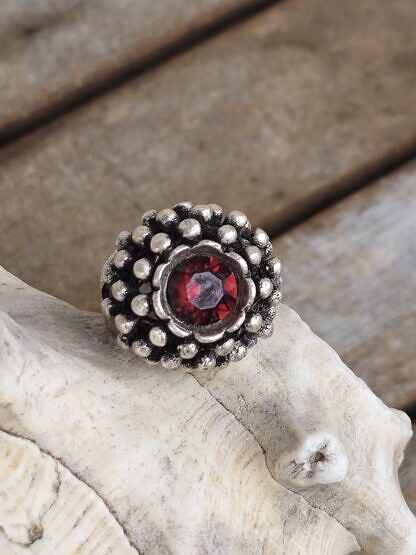Vintage Fingerring aus Tombak Altsilber mit dunkelroter Swarovski Kristall Innendurchmesser 18mm grösser verstellbar nickel- und bleifrei