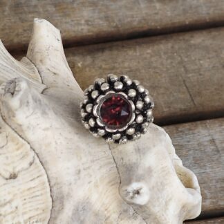 Vintage Fingerring aus Tombak Altsilber mit dunkelroter Swarovski Kristall Innendurchmesser 18mm grösser verstellbar nickel- und bleifrei