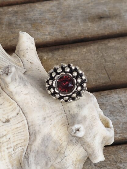 Vintage Fingerring aus Tombak Altsilber mit dunkelroter Swarovski Kristall Innendurchmesser 18mm grösser verstellbar nickel- und bleifrei
