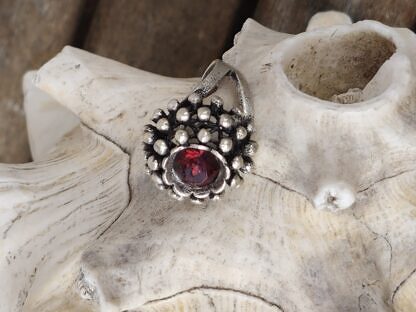 Vintage Fingerring aus Tombak Altsilber mit dunkelroter Swarovski Kristall Innendurchmesser 18mm grösser verstellbar nickel- und bleifrei