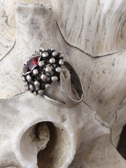 Vintage Fingerring aus Tombak Altsilber mit dunkelroter Swarovski Kristall Innendurchmesser 18mm grösser verstellbar nickel- und bleifrei