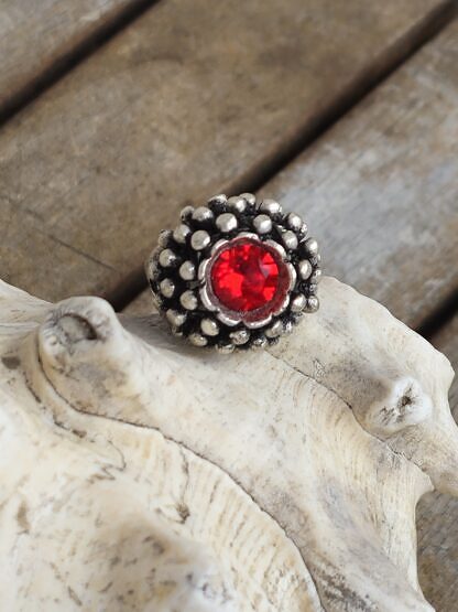 Vintage Fingerring aus Tombak Altsilber mit rotem Swarovski Kristall Innendurchmesser 18mm grösser verstellbar nickel- und bleifrei