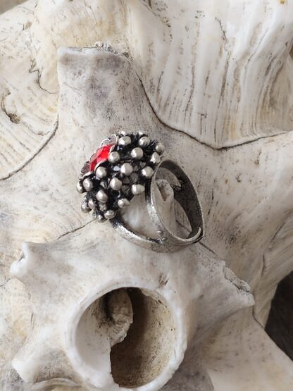 Vintage Fingerring aus Tombak Altsilber mit rotem Swarovski Kristall Innendurchmesser 18mm grösser verstellbar nickel- und bleifrei