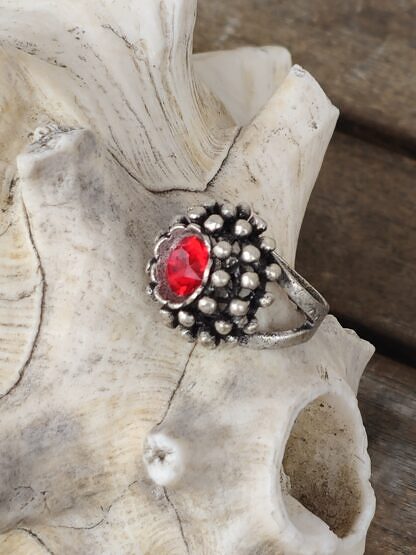 Vintage Fingerring aus Tombak Altsilber mit rotem Swarovski Kristall Innendurchmesser 18mm grösser verstellbar nickel- und bleifrei