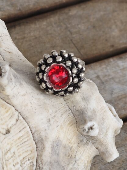 Vintage Fingerring aus Tombak Altsilber mit rotem Swarovski Kristall Innendurchmesser 18mm grösser verstellbar nickel- und bleifrei