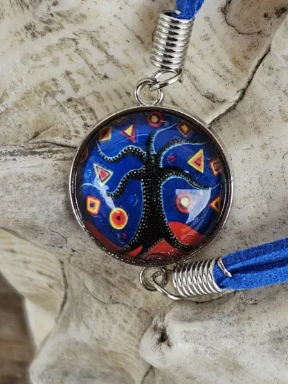 Lederarmband mit Cabochonperle Armkette Armband mit dunkelblauen Lederbändern 20mm Cabochon Glasperle mit schwarzem Lebensbaum und rotgelben Motiven auf dunkelblauen Hintergrund
