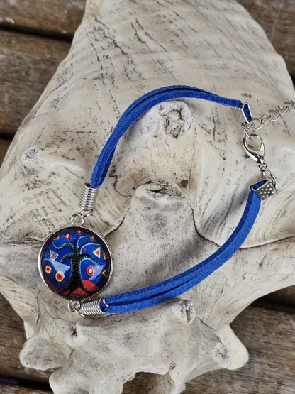 Lederarmband mit Cabochonperle Armkette Armband mit dunkelblauen Lederbändern 20mm Cabochon Glasperle mit schwarzem Lebensbaum und rotgelben Motiven auf dunkelblauen Hintergrund