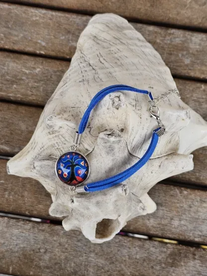 Lederarmband mit Cabochonperle Armkette Armband mit dunkelblauen Lederbändern 20mm Cabochon Glasperle mit schwarzem Lebensbaum und rotgelben Motiven auf dunkelblauen Hintergrund