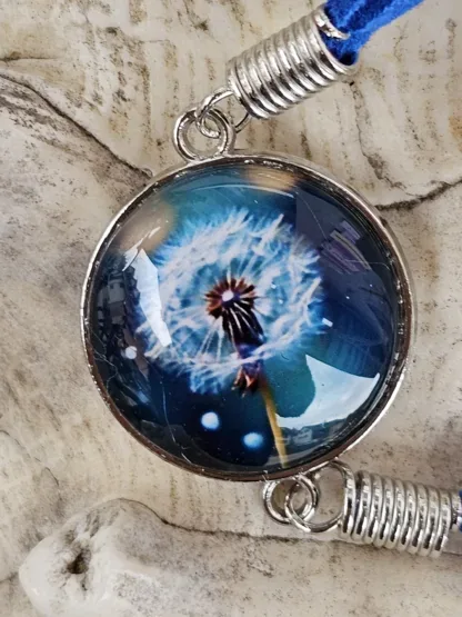 Lederarmband mit Cabochonperle Armkette Armband mit dunkelblauen Lederbändern 20mm Cabochon Glasperle mit weissblauer Pusteblume auf dunkelblauen Hintergrund