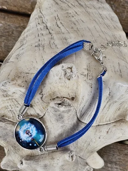 Lederarmband mit Cabochonperle Armkette Armband mit dunkelblauen Lederbändern 20mm Cabochon Glasperle mit weissblauer Pusteblume auf dunkelblauen Hintergrund