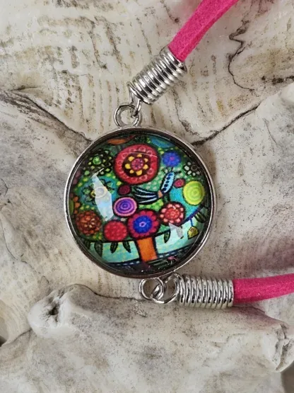 Lederarmband mit Cabochonperle Armkette Armband mit pinken Lederbändern 20mm Cabochon Glasperle mit bunten Baummotiv und Blüten