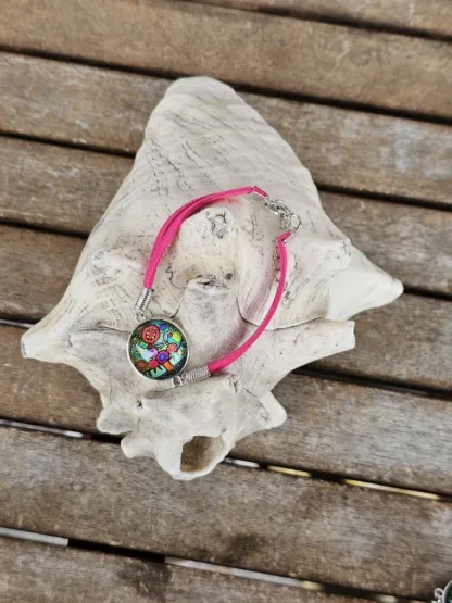 Lederarmband mit Cabochonperle Armkette Armband mit pinken Lederbändern 20mm Cabochon Glasperle mit bunten Baummotiv und Blüten