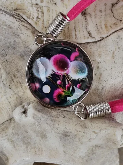 Lederarmband mit Cabochonperle Armkette Armband mit pinken Lederbändern 20mm Cabochon Glasperle mit pinken und silbernen Pusteblumen auf dunkelblauen Hintergrund