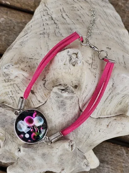 Lederarmband mit Cabochonperle Armkette Armband mit pinken Lederbändern 20mm Cabochon Glasperle mit pinken und silbernen Pusteblumen auf dunkelblauen Hintergrund