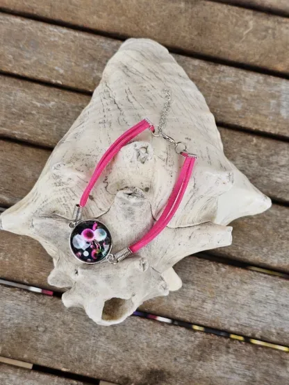 Lederarmband mit Cabochonperle Armkette Armband mit pinken Lederbändern 20mm Cabochon Glasperle mit pinken und silbernen Pusteblumen auf dunkelblauen Hintergrund