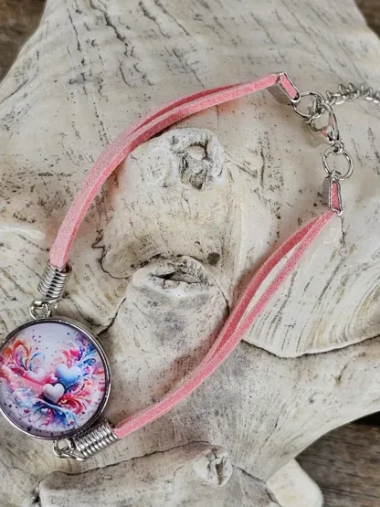 Lederarmband mit Cabochonperle Armkette Armband mit rosa Lederbändern 20mm Cabochon Glasperle mit Herzen pink rosa hellblau weiss