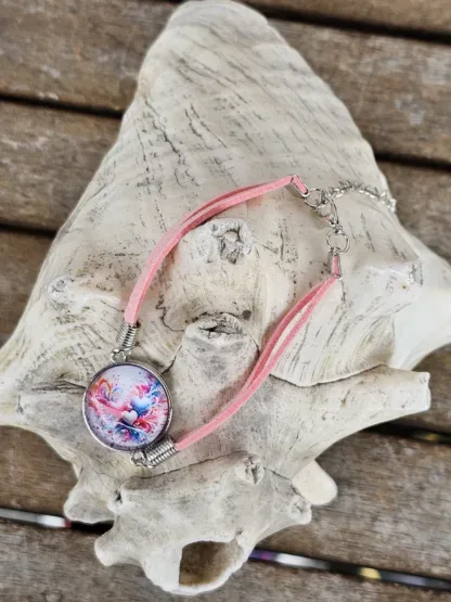 Lederarmband mit Cabochonperle Armkette Armband mit rosa Lederbändern 20mm Cabochon Glasperle mit Herzen pink rosa hellblau weiss