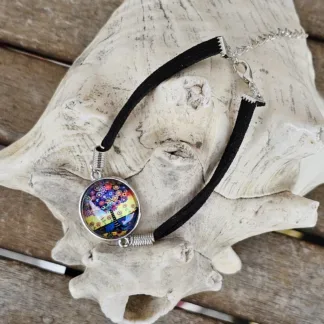 Lederarmband mit Cabochonperle Armkette Armband mit schwarzen Lederbändern 20mm Cabochon Glasperle mit bunten Blüten in lila blau hellblau pink und rot
